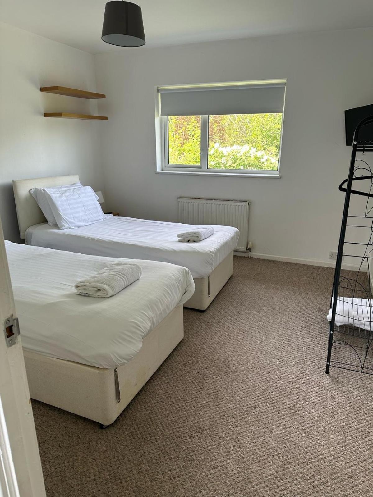 House Number 8 Sleeps Up To 6 People With Smart Tvs In Every Room เวลลิงตัน ภายนอก รูปภาพ