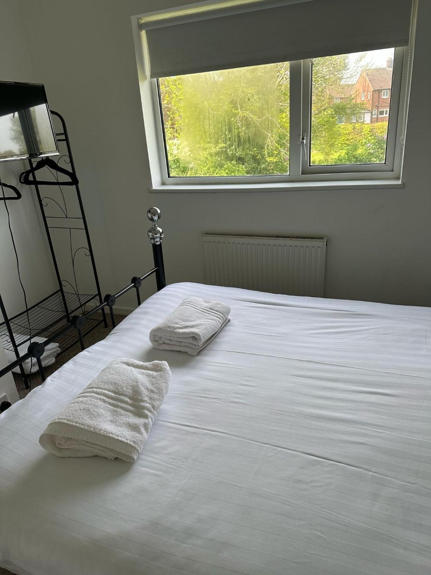 House Number 8 Sleeps Up To 6 People With Smart Tvs In Every Room เวลลิงตัน ภายนอก รูปภาพ